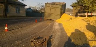 В Олександрії причеп вантажівки на ходу позбувся коліс і засипав дорогу кукурудзою