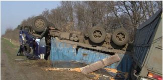 Неподалік Олександрії перекинувся “КАМАЗ”