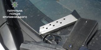 П’яна жінка у Кропивницькому погрожувала пістолетом працівникам поліції