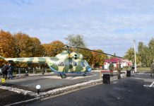 В Олександрійській військовій частині встановили музейний експонат – вертоліт МІ-2