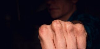 В Олександрійській квартирі виявили труп чоловіка з розтрощеною головою