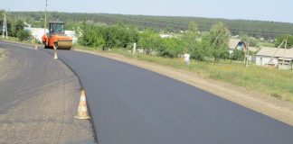 На автошляху від Олександрії у бік смт Петрове дорожники кладуть новий асфальт