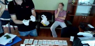Посадовця державного підприємства спіймали на хабарі в розмірі 15 тисяч гривень