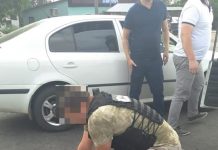 В Кіровоградській області поліцейського затримали за незаконний збуті зброї та наркотиків