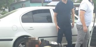 В Кіровоградській області поліцейського затримали за незаконний збуті зброї та наркотиків