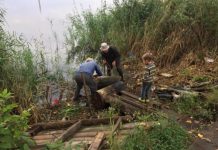В Олександрії хокеїсти розпочали підготовку ковзанки до зимового періоду