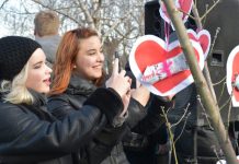 Валентинки, поцілунки, фотоселфі, конкурси… Як в Олександрії відсвяткували День Закоханих (ФОТО)