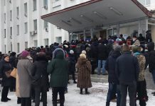 Під міською радою олександрійська громада протестує проти нових житлово-комунальних тарифів (НАЖИВО)