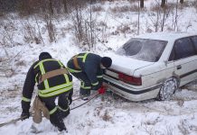 Рятувальники Кіровоградщини відбуксировували автомобілі, які застрягли на дорогах через негоду