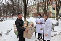 Солодкі подарунки до свят отримали дітлахи, які перебувають в олександрійських лікарнях