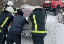 На Олександрійщині водій потребував допомоги з витягування автомобіля на проблемному відрізку дороги