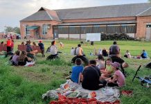 У Приютівській громаді кінопокази просто неба почали збирати глядачів